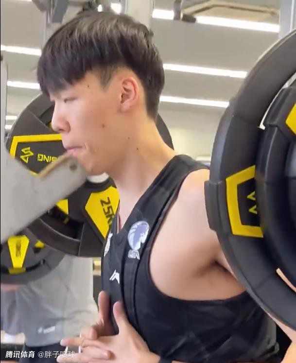 孙怡曝情人节时尚大片 俏皮少女风气质淡然优雅 2017-02-14 今日正值情人节之际，孙怡曝光了一组写真大片。