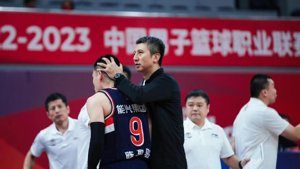 2025-04-15 大魔王亮相奥利弗奖颁奖礼 新版邓校、斯教出席2025-04-07 《黑袋行动》预告 间谍夫妇大魔王、法鲨勾心斗角2025-02-13 大魔王×法鲨《黑袋行动》剧照 特工夫妇陷危机！