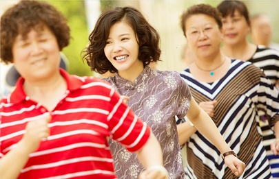 在之前的报道中我们已经见过艾玛·沃森饰演的贝儿公主，丹·史蒂文斯饰演的野兽。